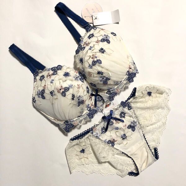 【Risa Magli】《入浴剤1袋付き》煌めく鮮やかなお花の刺繍 ネイビー×ホワイト ブラ・レースショーツ H70・Mサイズ♪