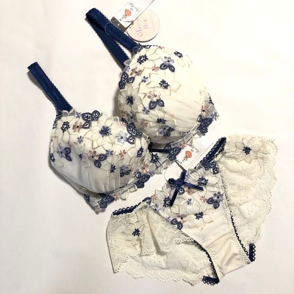 【Risa Magli】《入浴剤1袋付き》煌めく鮮やかなお花の刺繍 ネイビー×ホワイト ブラ・レースショーツ H70・Mサイズ♪