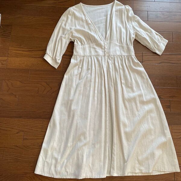 未使用品★Aラインシャツワンピース ★前ボタン付き★七分袖 ★Vネック ★大人可愛いナチュラル系★麻混★生成り色