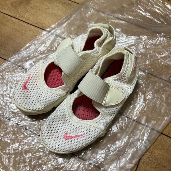 美品 NIKE ナイキエアリフト 18cm キッズサンダル ホワイト/ピンク