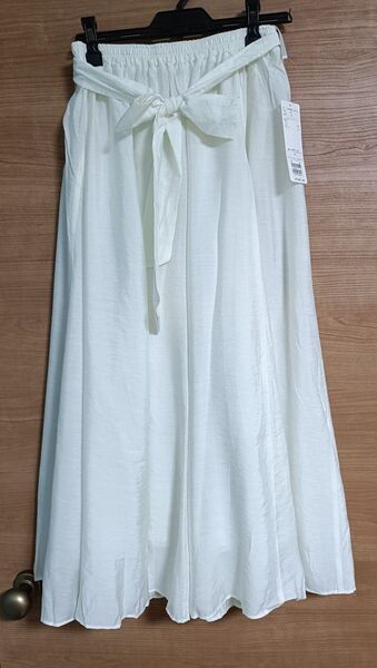 【1300円のおまけ付!】タグ付き ロングスカート オフホワイト 新品未使用