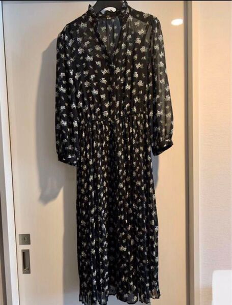 ユニクロUNIQLO Joy of Print シフォンプリーツワンピース 黒 M ワンピース ブラック 花柄 M