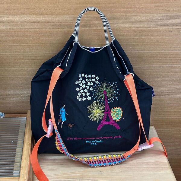 エッフェル塔と花の刺繍のエコバッグ。