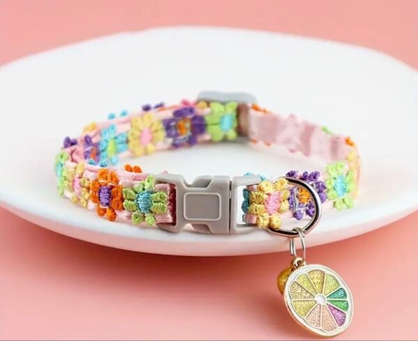 ★可愛いカラフルな刺繍デザインの猫用首輪★可愛いネコちゃんに★可愛い首輪★お洒落★オレンジのチャーム付き★未使用★送料無料★