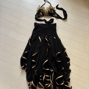 ベリーダンス 衣装 2点セット 黒×ゴールド 揺れるとゴージャス 胸元華やか