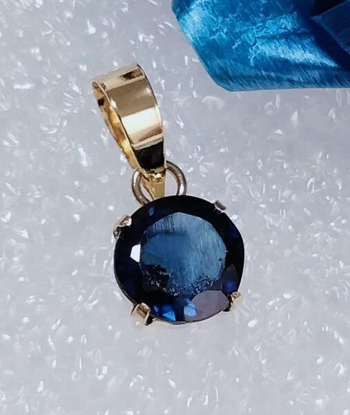 新品K18YG ペンダントトップ 天然石サファイア ペンダントトップ0.60CT