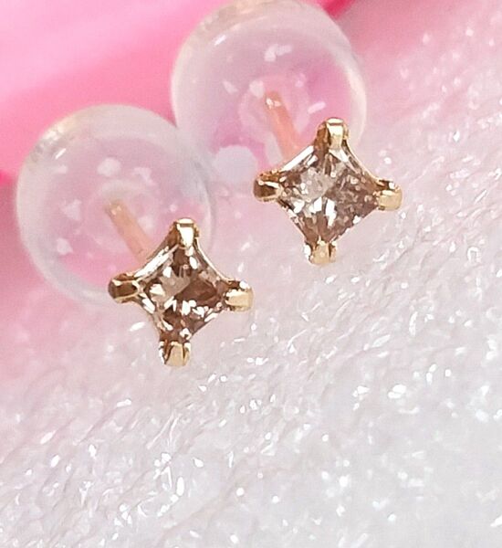 新品K18 イエローゴールド天然プリンセスダイヤモンド ピアス計0.16CT 2番