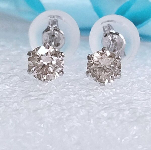 新品プラチナPt900天然ダイヤモンドピアス 計0.20CT 89番