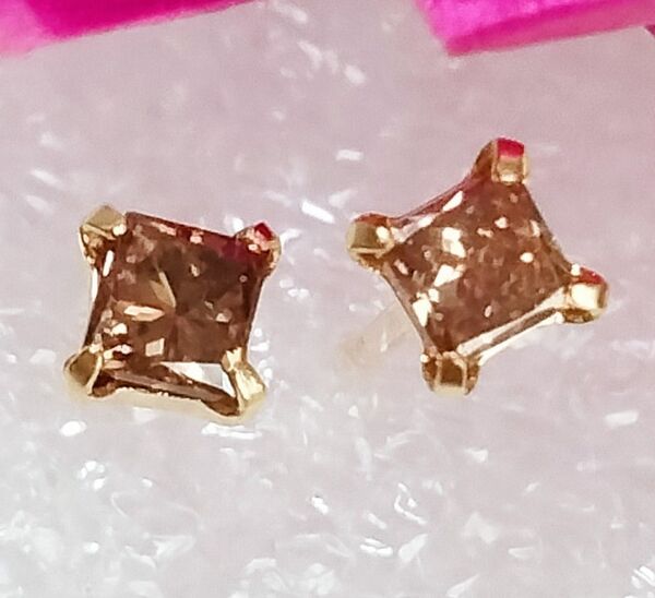 新品K18 イエローゴールド天然プリンセスダイヤモンド ピアス計0.16CT 5番 色味ブラウン系
