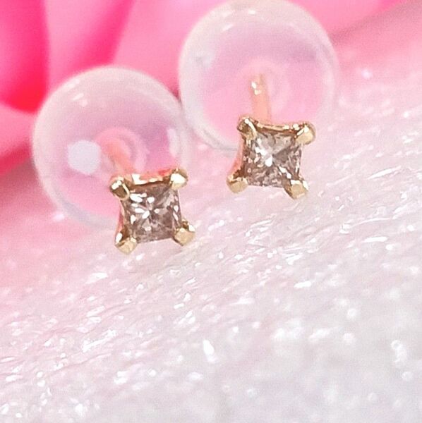 新品K18 イエローゴルド天然プリンセスダイヤ スタッドピアス 計0.10CT 2番