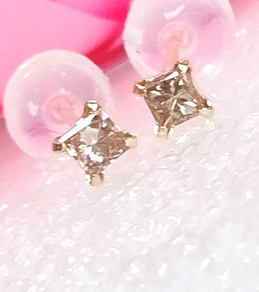 新品K18 イエローゴルド天然プリンセスダイヤモンド ピアス計0.16CT 3番