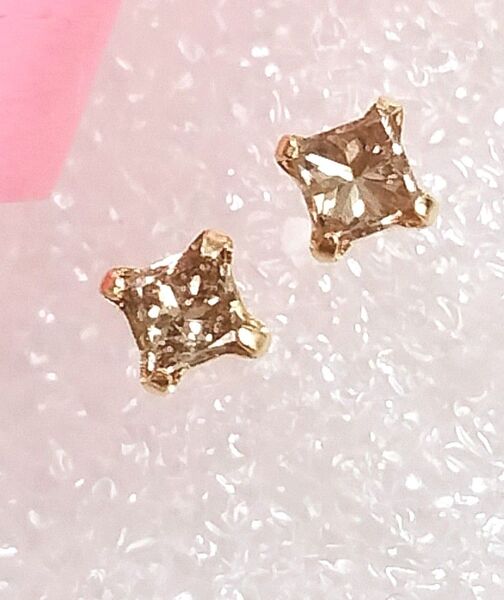 新品K18 イエローゴルド天然プリンセスダイヤ スタッドピアス 計0.10CT 1番