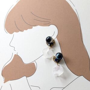 ビジューピアス ビジューイヤリング ブラック 花びら 手染め モノトーン グラデーション パール