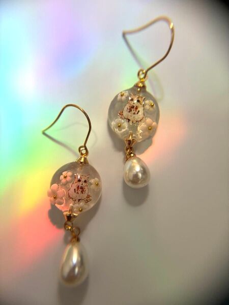 ハンドメイド 猫と花とパールのドロップピアス ハンドメイド サージカルステンレス ピアス プレゼントにも