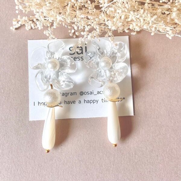 クリア フラワー パール ゴールド ピアス イヤリング シェル 花 白 ホワイト 金 ステンレス マザーパール 揺れる クリア 夏