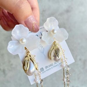ゴールド パール 蕾 ホワイト フラワー ピアス イヤリング チェーン 大ぶり 揺れる 花