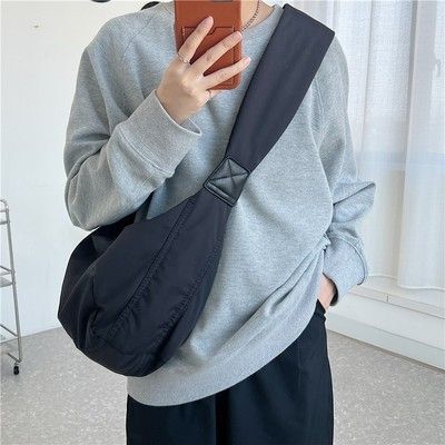 ショルダーバッグ 黒 軽量 男女兼用 斜めがけ メンズ レディース 三日月 バックパック