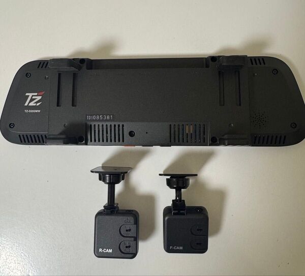 2カメラ搭載のドライブレコーダーTZ-D203MW、録画とマイク機能付き。