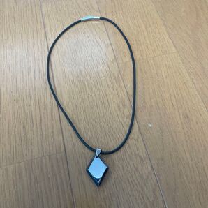 ネックレス 黒紐 ひし形 テラヘルツ ペンダント