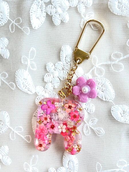 イニシャルR レジン キーホルダー ピンク ドライフラワー ハンドメイド
