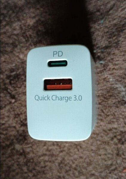 PD & Quick Charge 3.0 充電器 コンパクト 白!