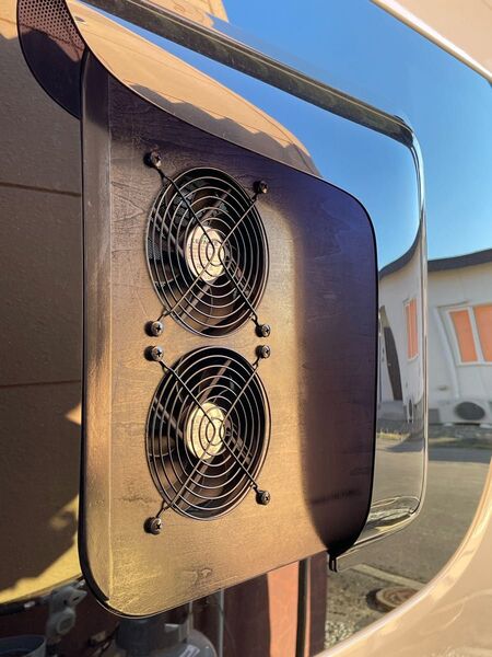 ハイエース200系 運転席後部小窓用USB換気扇2連ファン