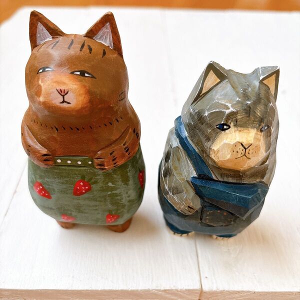 【猫の置物】猫 置き物 ディスプレイ 木彫り インテリア 招き猫 アンティーク 招福 木 可愛い猫 オブジェ 2匹セット