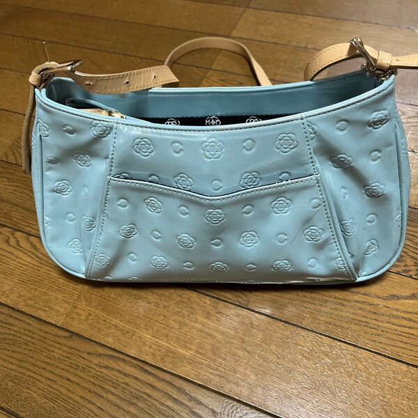 CLATHAS クレイサス エナメルショルダーバッグ チャーム付き