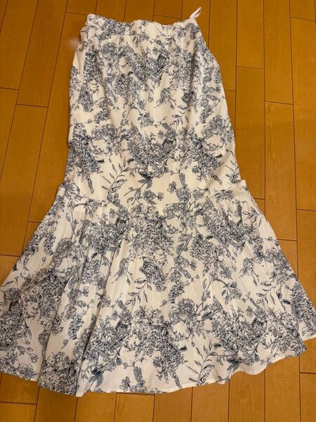 グレイル フレアロングスカート 花柄 白ネイビー サイズs