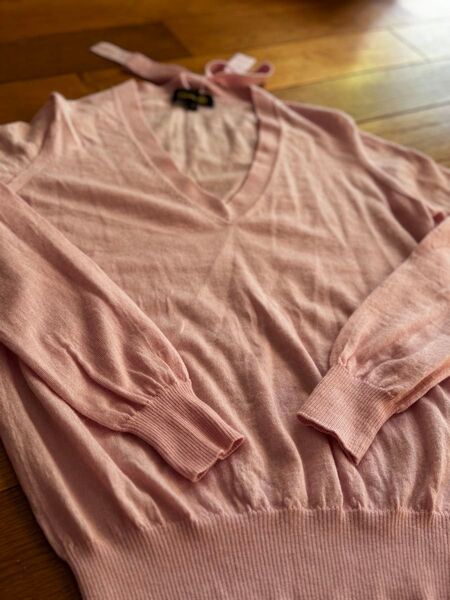 DrawerVネックニット ベビーピンク バックリボン付きカシミヤ70シルク30