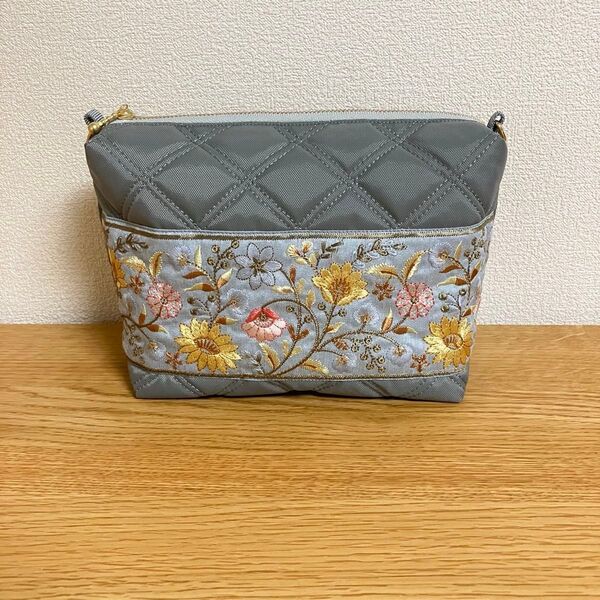 045 インド刺繍リボンの舟形バッグSサイズ(グレー) ハンドメイド ショルダーバッグ ポーチ