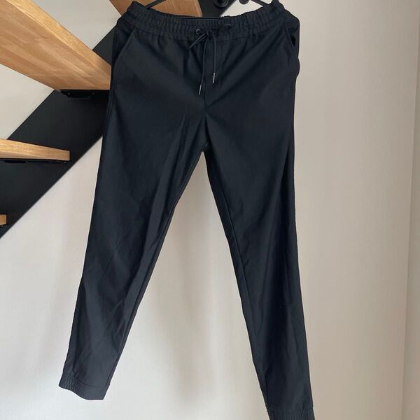 GU 黒パンツ Sサイズ ウエストゴム 紐 裾リブ ストレッチ