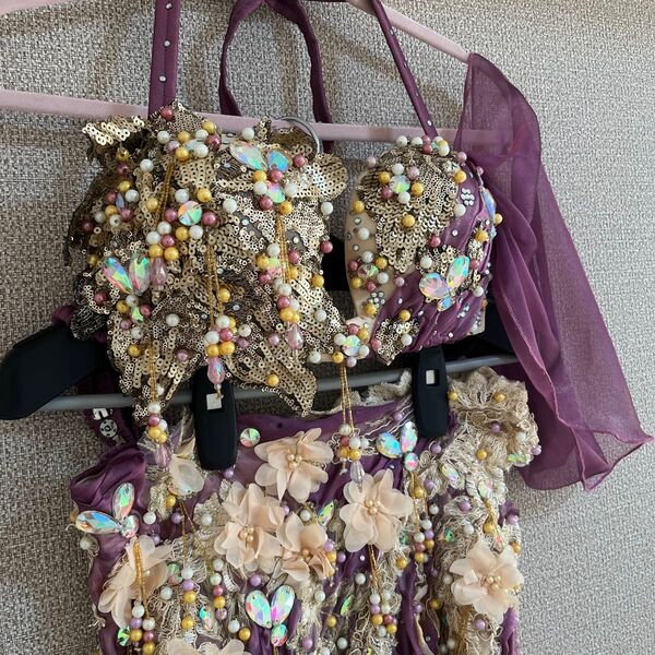 ベリーダンス 衣装 薄紫【ブラ+スカート+アームバンド2個セット】シルク 花刺繍 ビジュー Fig