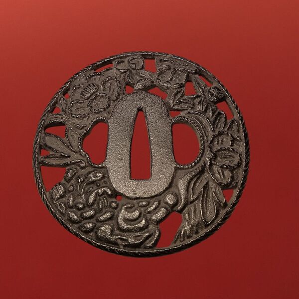 【刀装具】鉄製 鐔(つば)牡丹唐草模様 江戸時代風 アンティーク風コレクション用