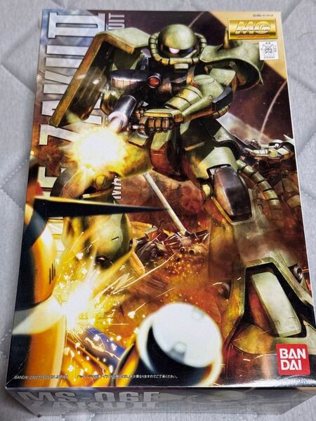 【新品・未開封・未組立】 MG1/100 MS-06F ザクⅡ Ver.2.0 / 機動戦士ガンダム 【外箱に凹みあり】