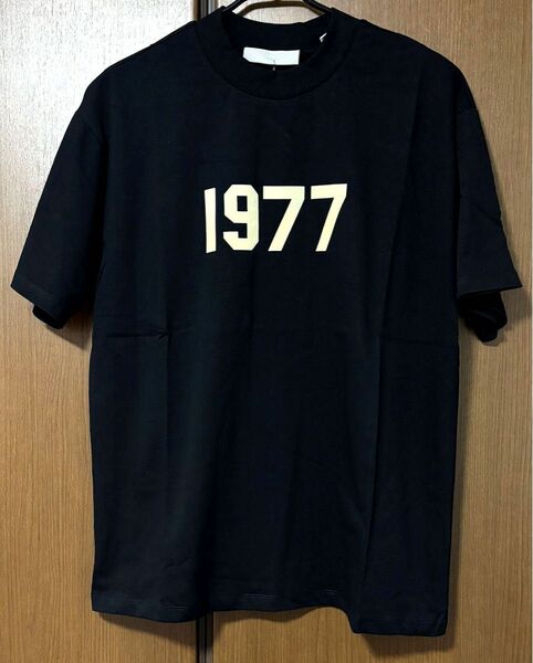 ESSETIALS FEAR OF GOD 1977ロゴ エッセンシャルズ 半袖 Tシャツ