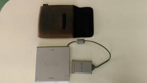 中古品です。SONY純正 VAIO専用 CD-ROM ドライブ/ PCGA-CD51 です、状態はケース付きです、目立つ傷、汚れがあります、作動は未確認です