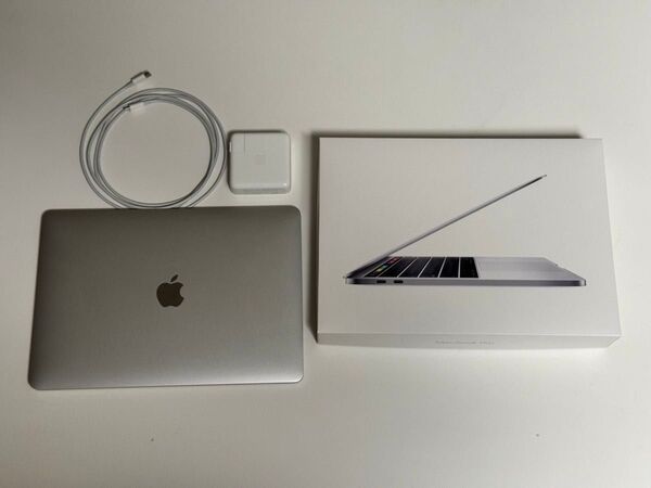 おまけ付き MacBook Pro 2018 Touch Bar 8GB/256GB Core SSD 13-inch