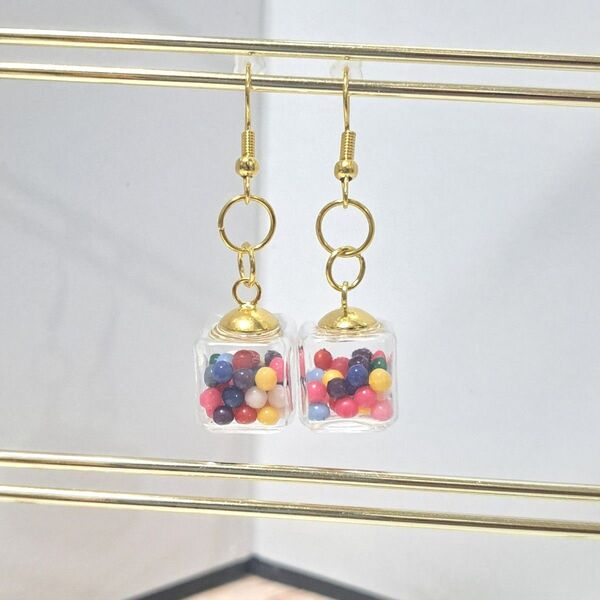 ハンドメイド カラフルビーズ入り ガラス瓶チャーム ピアス ビーズ 駄菓子屋さん