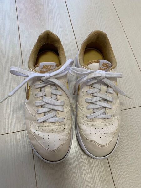 《NIKE》ナイキ中古レディーススニーカー23.5cm訳あり