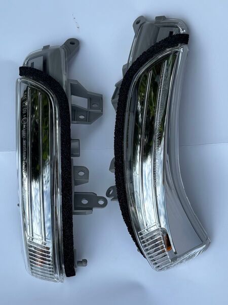 トヨタ純正 プリウスα用ドアミラーウィンカー(LEDでない)