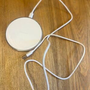 ワイヤレス充電器 ホワイト系 使用度低