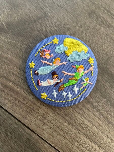 ディズニーキャラクターズビスケット 刺繍缶バッジ ピーターパン