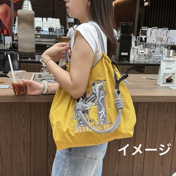 【新品N.125】HUFFLEPUFF刺繍トートバッグ エコバッグ ストラップ付きMサイズ お値下げ不可2way ラスト1