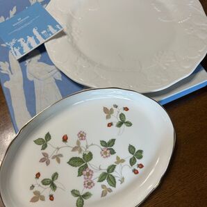 wedgwoodウエッジウッド ストロベリー&バイン 28㌢プレート/ワイルドストロベリー オーバル黒壺 23×16㌢ 2点セット