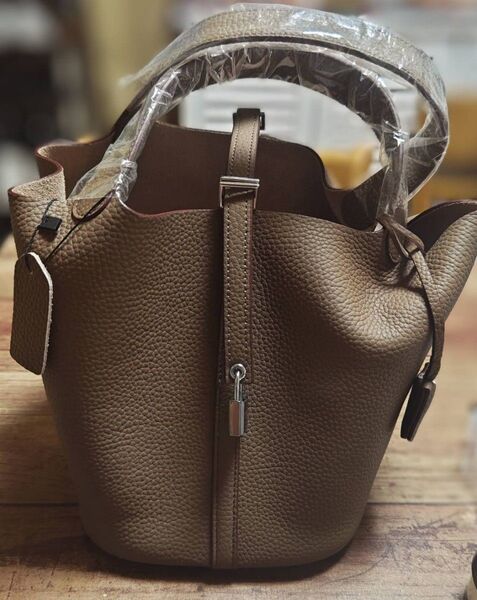 【新品】本革 キューブバッグ エトゥープ シルバー金具
