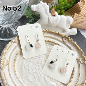 ちび右側片ハチワレピアス ピンク肉球 サージカルステンレス316L 樹脂ピアス イヤリング アレルギー対応 揺れる 極小 小さい