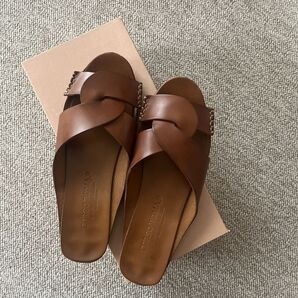 CORSO ROMA.9ステッチクロスフラットサンダル