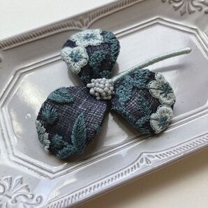 ミナペルホネンはぎれ使用 ハンドメイドブローチ フラワーコサージュ フラワークラウン 刺繍布地 プレゼントに