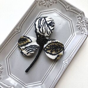 ミナペルホネンはぎれ使用 ハンドメイドブローチ rosy シンプル プレゼント アクセサリー バラ